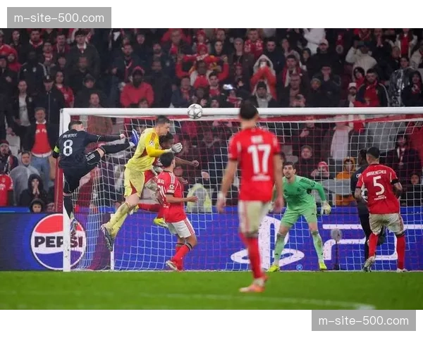 大卫拉亚后场自杀式传球 门将冒险行为过多让全队神经紧绷